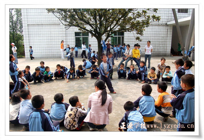 小学部四年级春游--做游戏