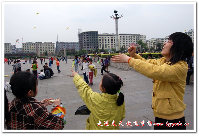 走进春天 放飞梦想---小学部放风筝活动