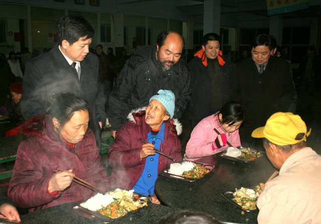 安置高速公路滞留客（大雪无情人有情）