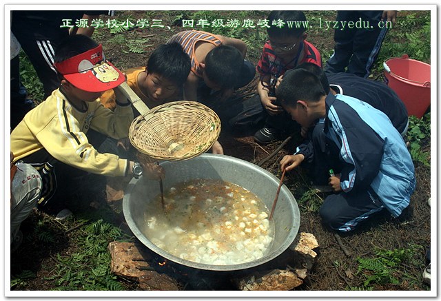 正源学校三、四年级小学生游鹿岐峰